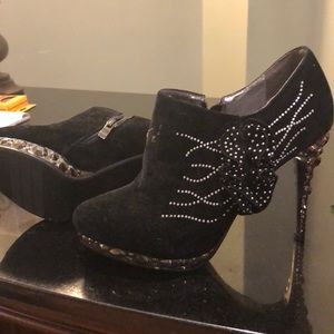 Black ankle shoe boot